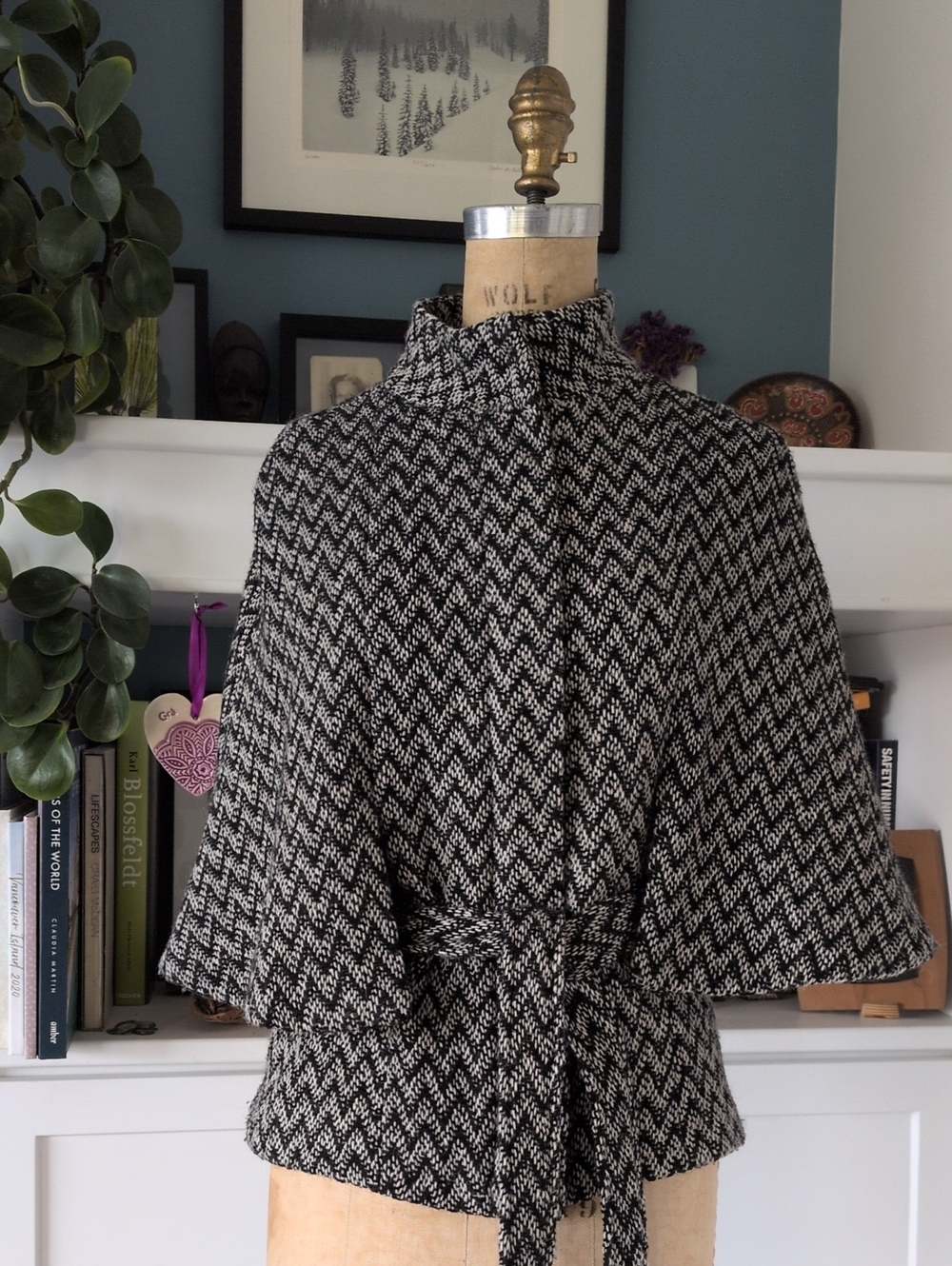 BB Dakota Black & White Textured Knit Cape Sleeve Belted Jacket